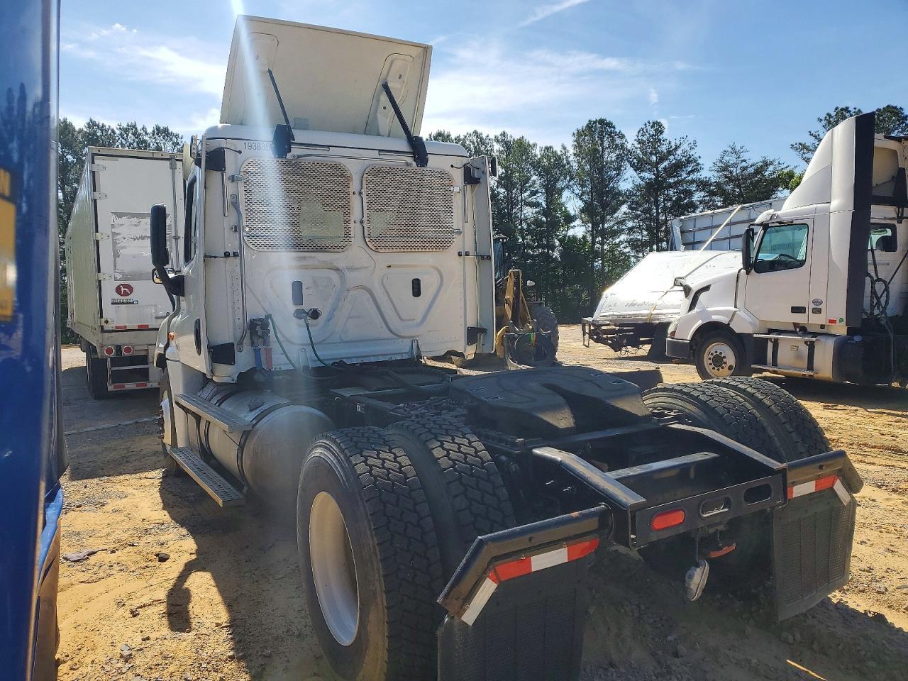2018 Freigliner 2018 Freightliner Cascadia 125 Semi Truck