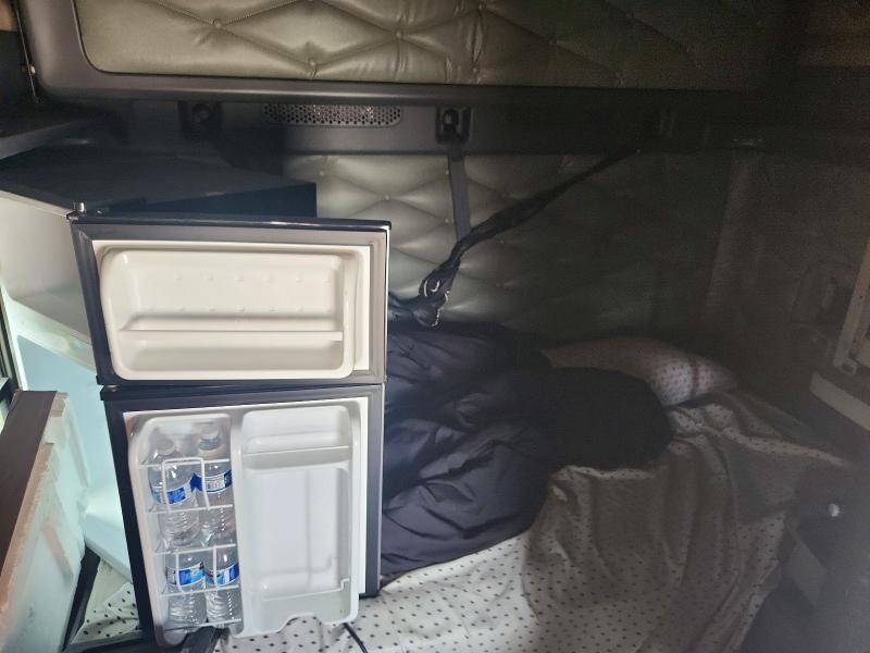 2018 Freightliner Cascadia 1-Semi Truck