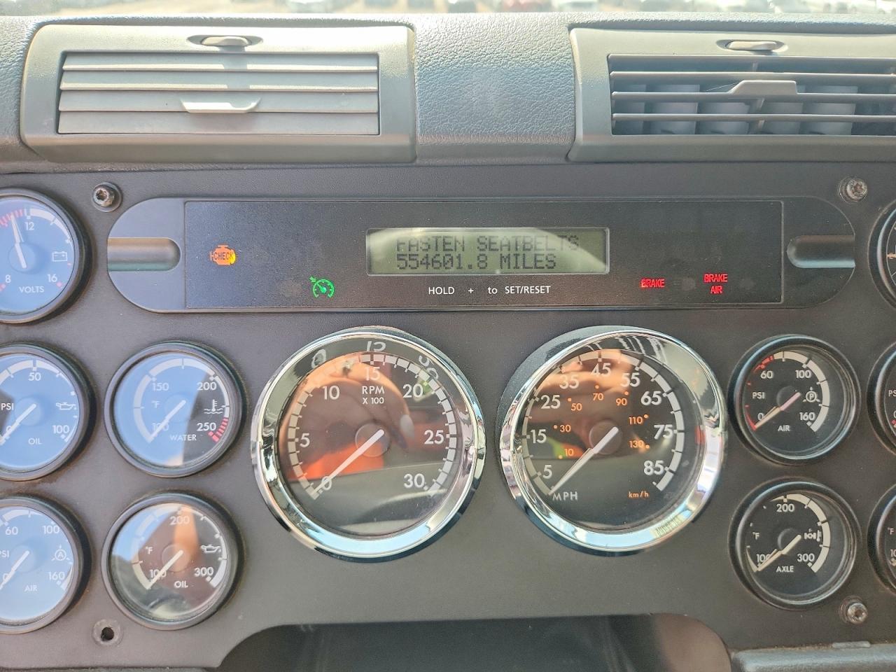 2012 Freigliner 2012 Freightliner Cascadia 113 Semi Truck