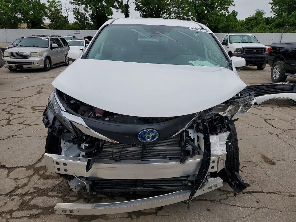 2025 Toyota Sienna le