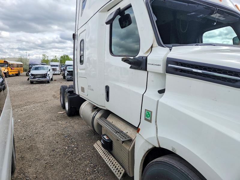 2022 Freightliner Cascadia 126 Semi Truck