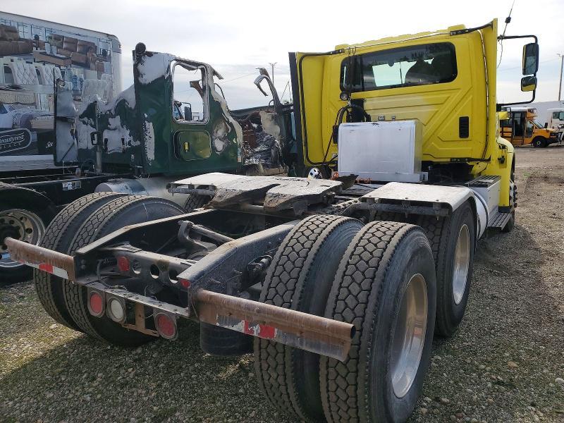 2016 International 8600 Semi Truck