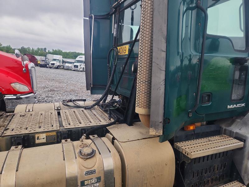 2015 Mack CXU612 Semi Truck