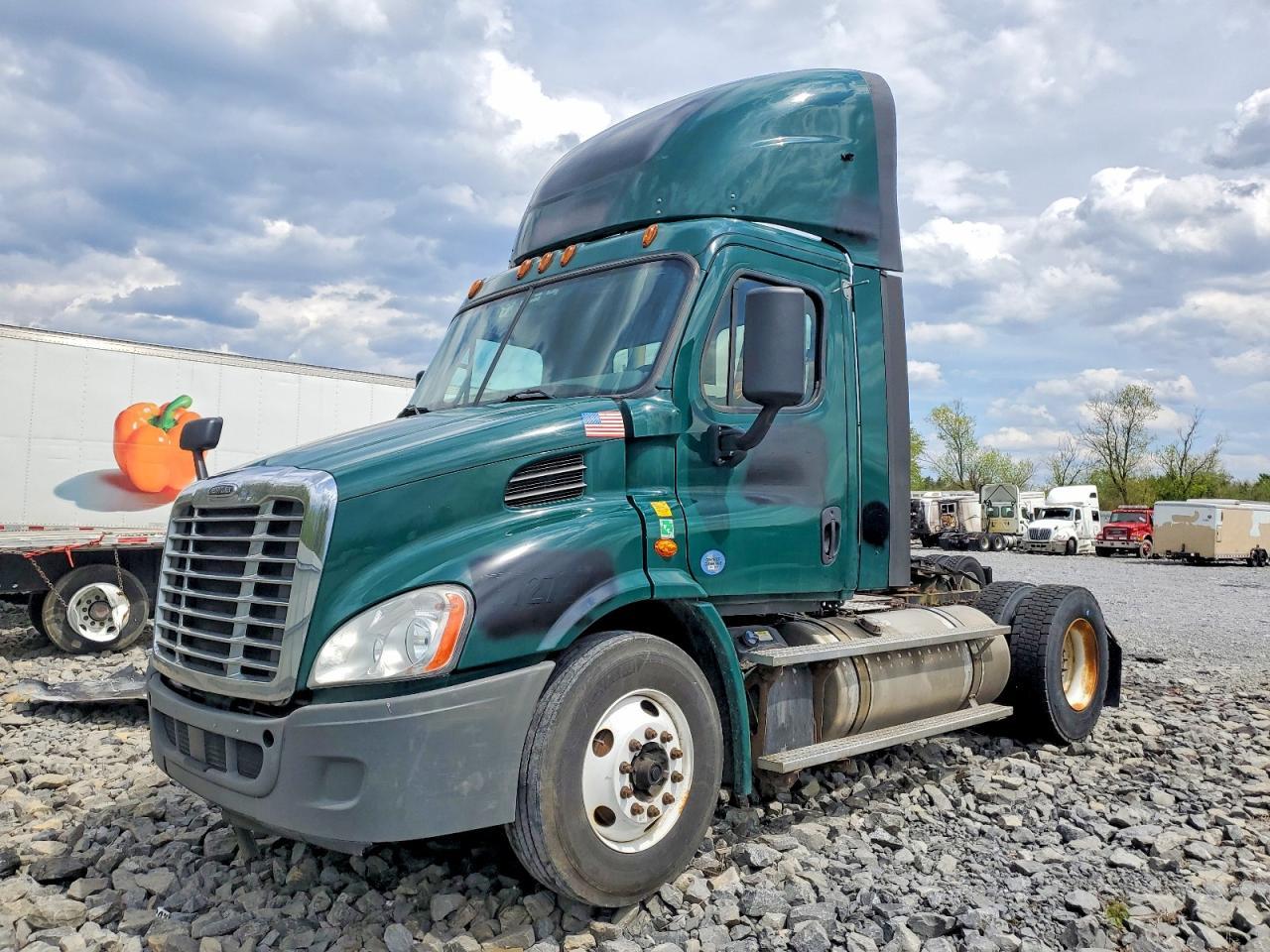 2018 Freigliner 2018 Freightliner Cascadia 113 Semi Truck