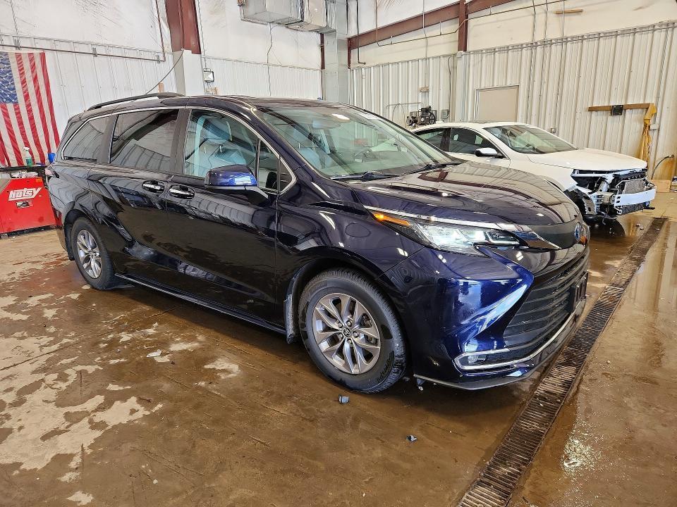 2021 Toyota Sienna xle