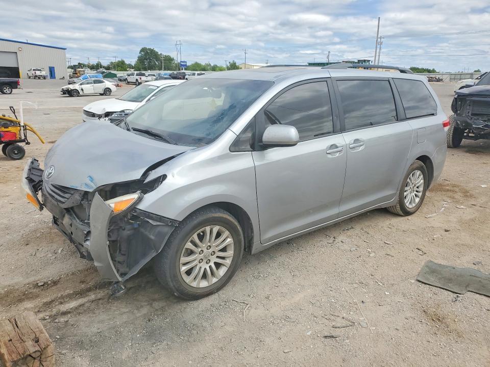 2011 Toyota Sienna xle 8-passenger