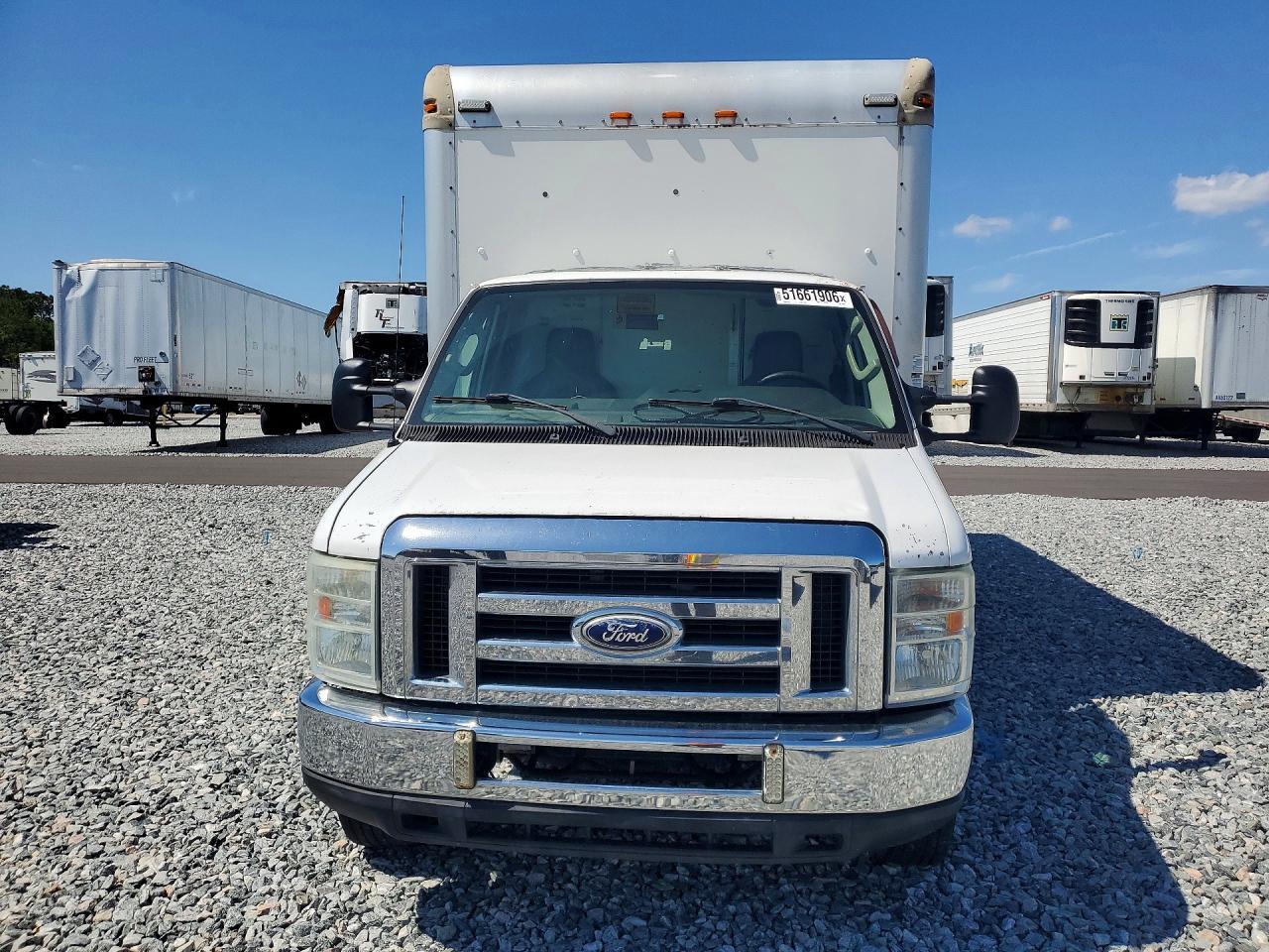 2014 Ford Econoline E450 Super Duty Cutaway Van