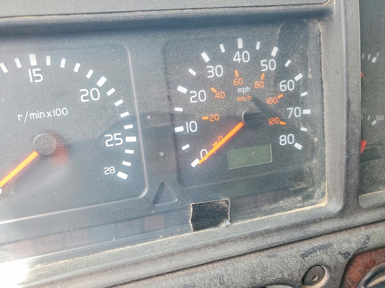 2000 Volvo VNL Semi Truck