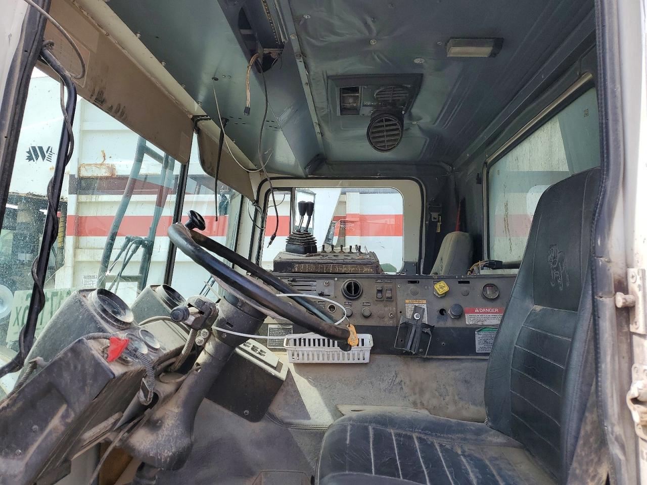 2002 Mack MR688P Refuse Truck