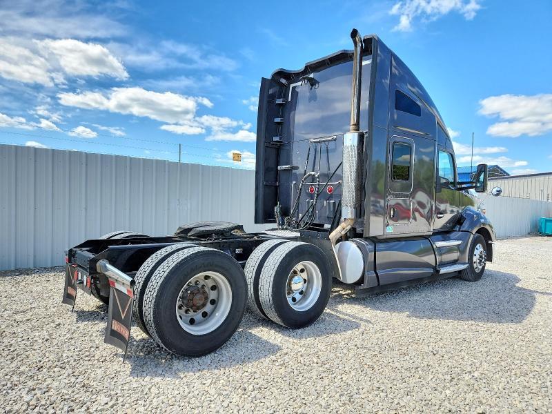 2015 Kenworth T680 Semi Truck