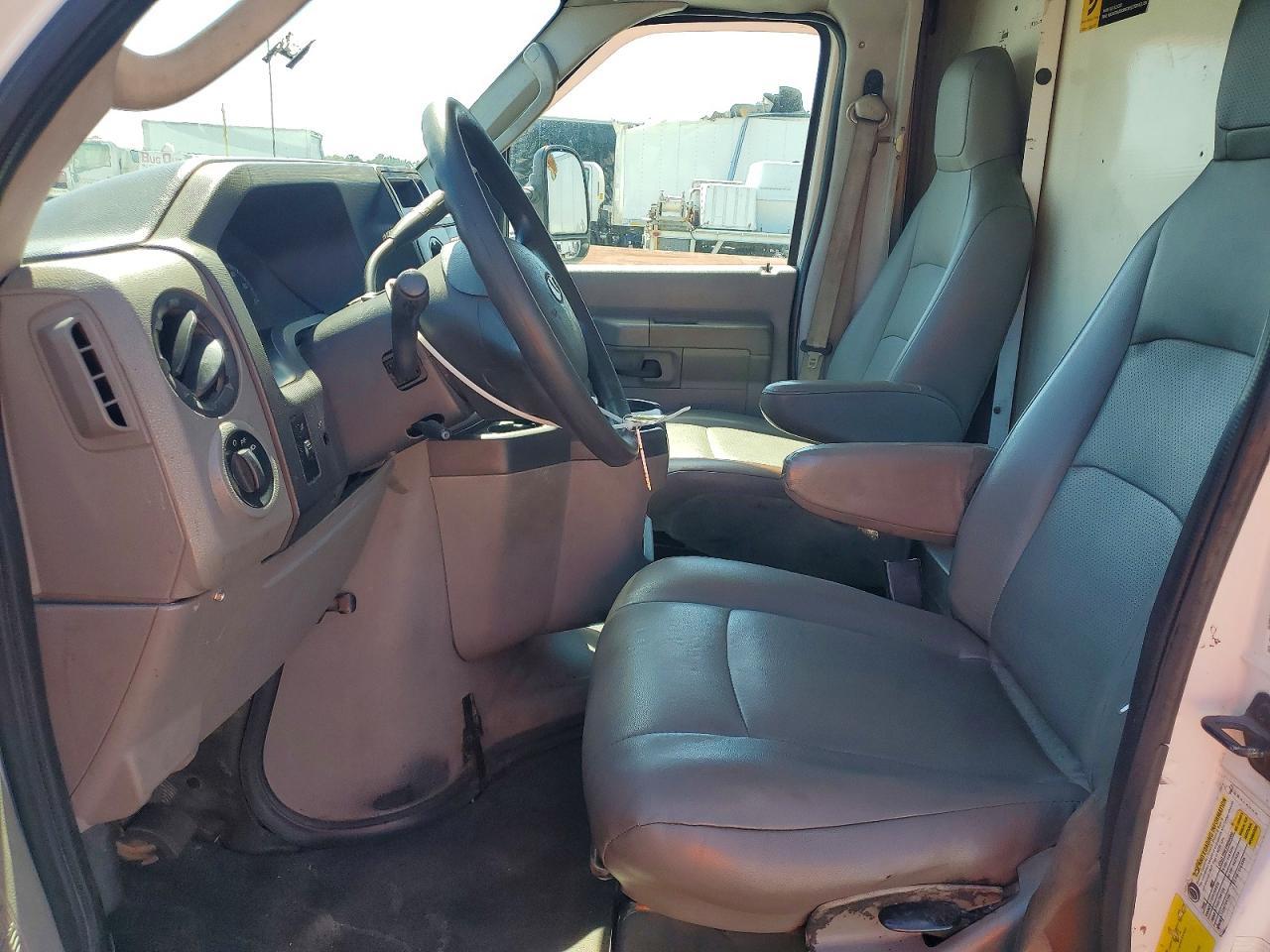 2014 Ford Econoline E450 Super Duty Cutaway Van