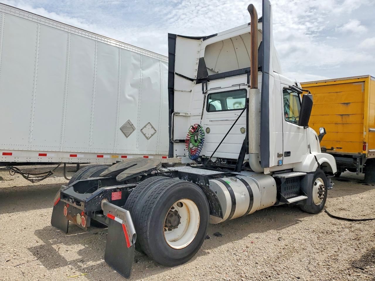 2013 Volvo VNL Semi Truck