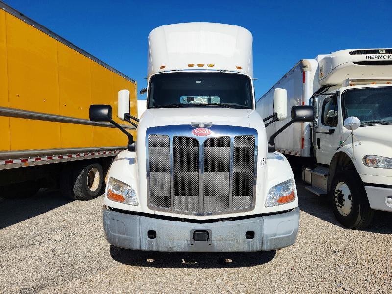2017 Peterbilt 579 Semi Truck
