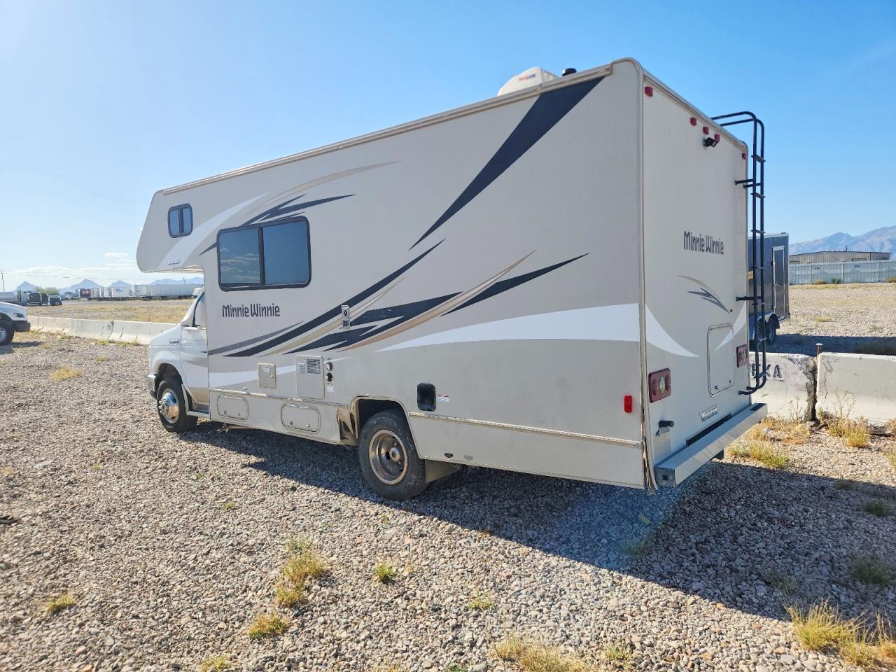 2016 Winnebago MINNIIE22R RV