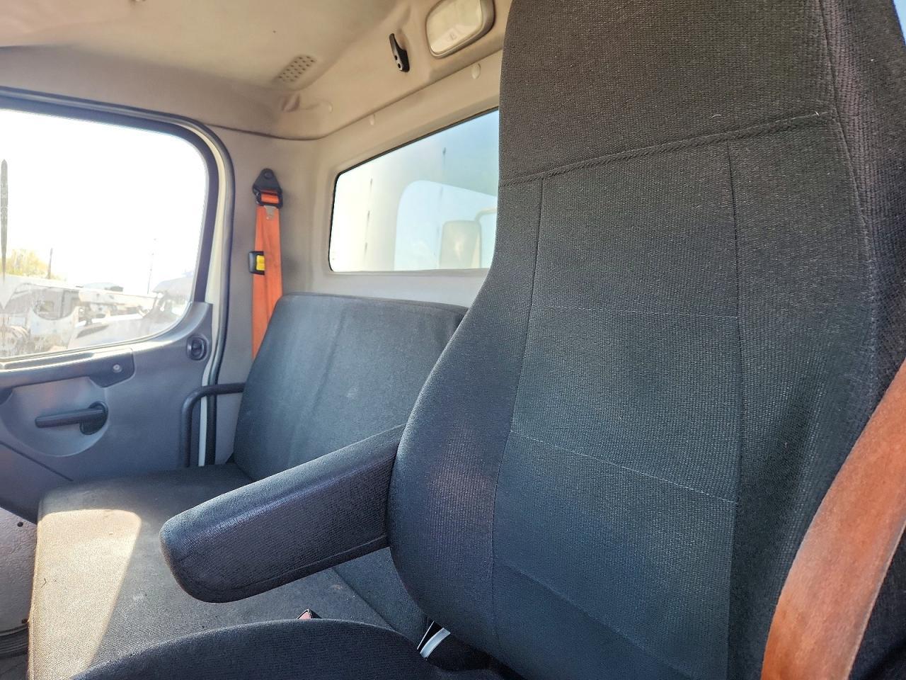 2016 Frht - Freightliner 2016 Freightliner Business Class M2 BOX Truck