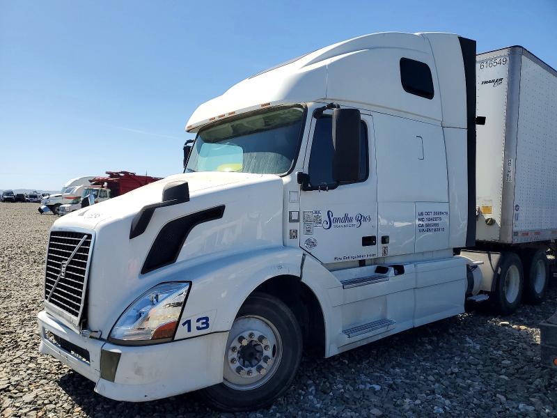 2014 Volvo VNL Semi Truck