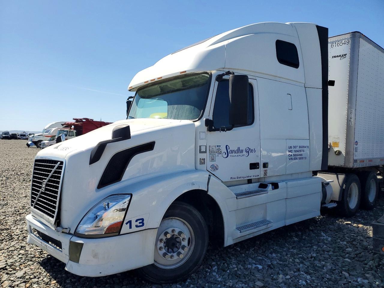 2014 Volvo VNL Semi Truck