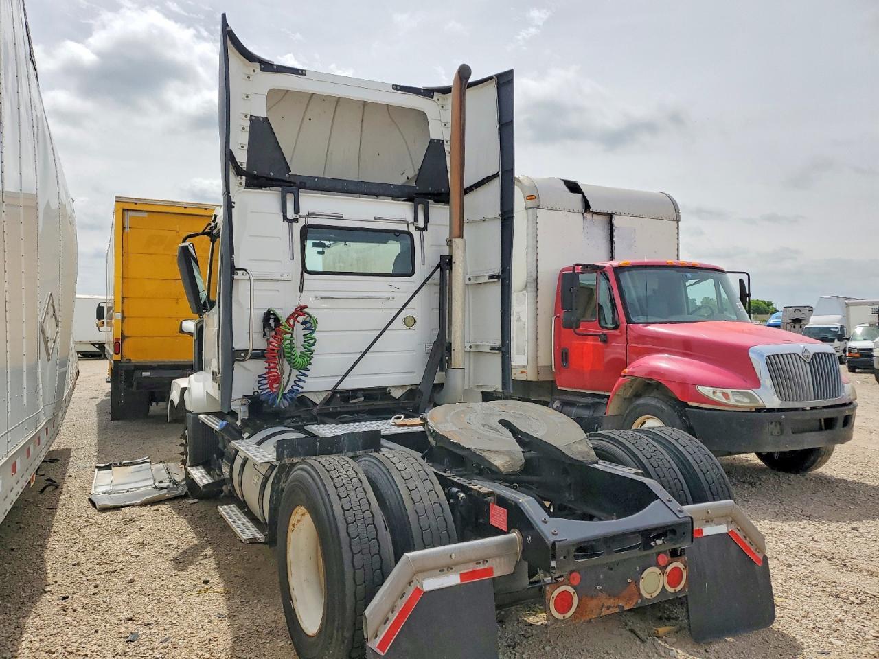 2013 Volvo VNL Semi Truck