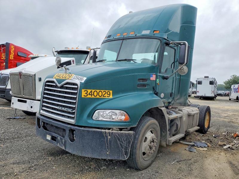 2015 Mack CXU612 Semi Truck