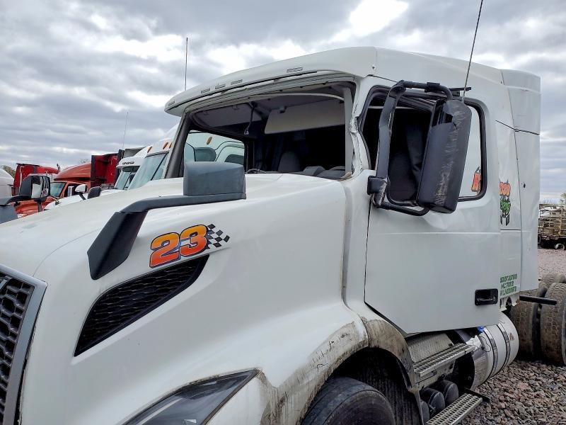 2020 Volvo VNR Semi Truck
