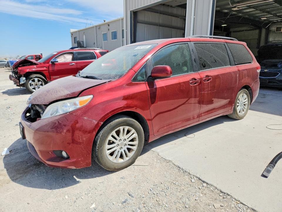2012 Toyota Sienna xle 8-passenger