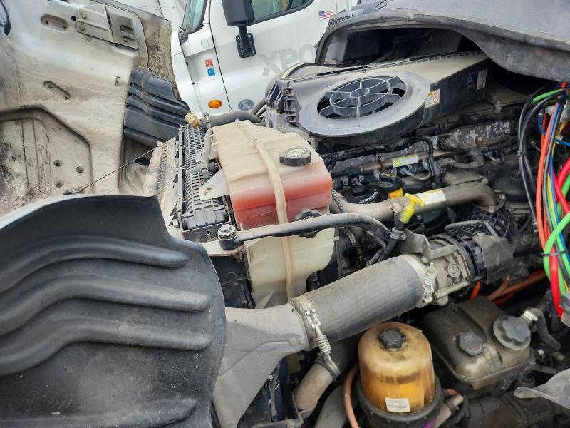 2015 Freightliner Cascadia 1-Semi Truck