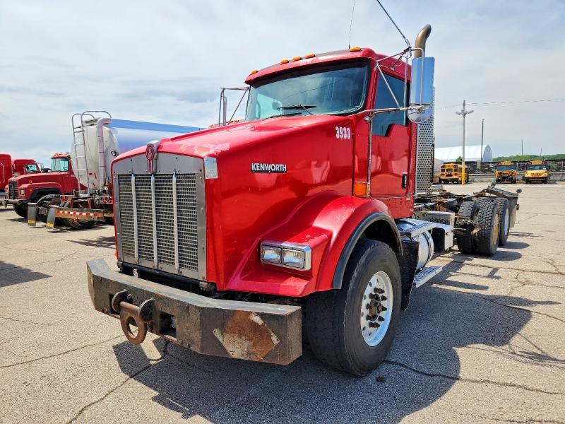2012 Kenworth T800 Truck Cab AND Chassis