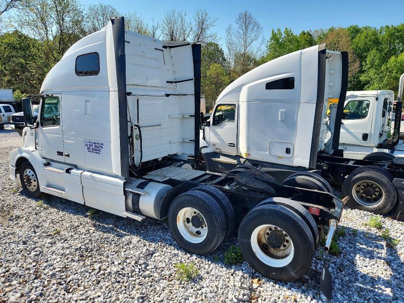 2014 Volvo VNL Semi Truck