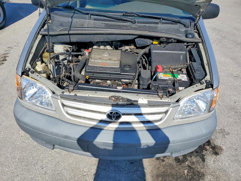 2001 Toyota Sienna le