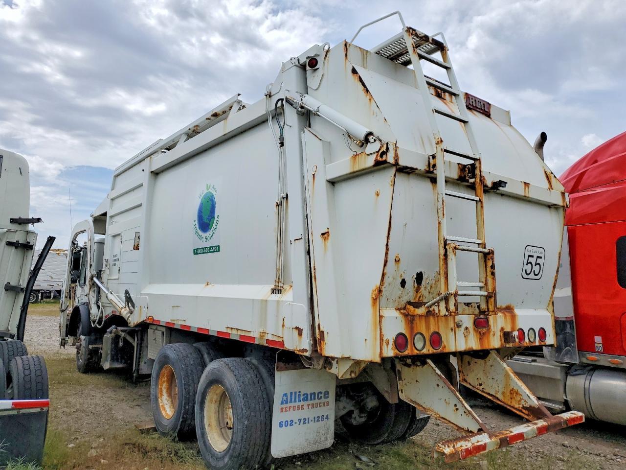 2001 Mack MR690S Refuse Truck