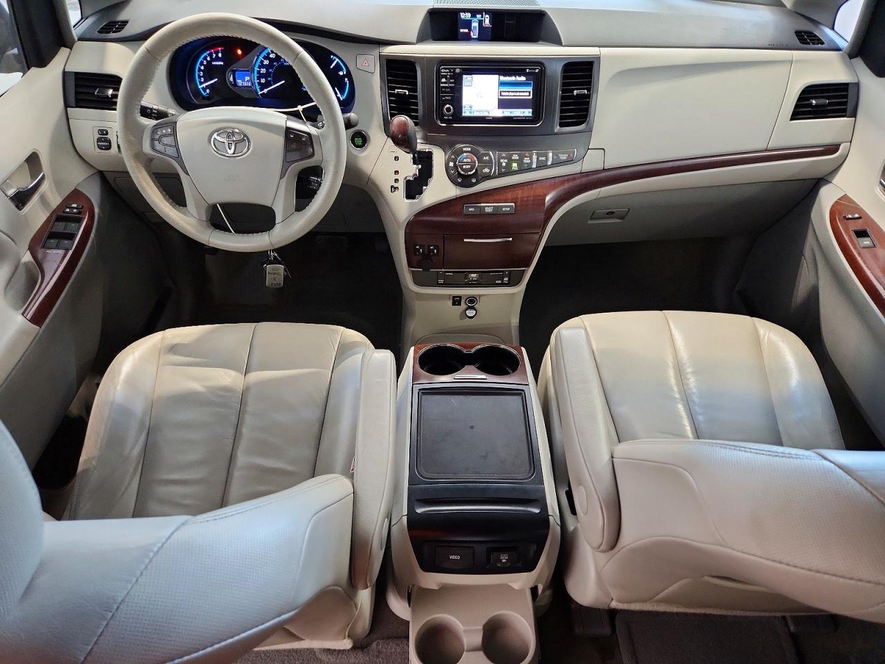 2013 Toyota Sienna xle 8-passenger