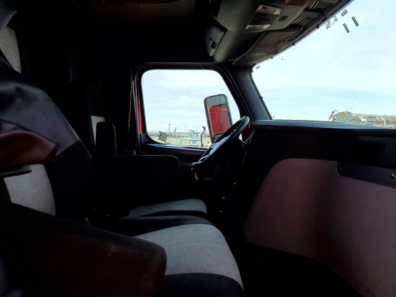 2019 Freightliner Cascadia 1-DRY Van Trailer