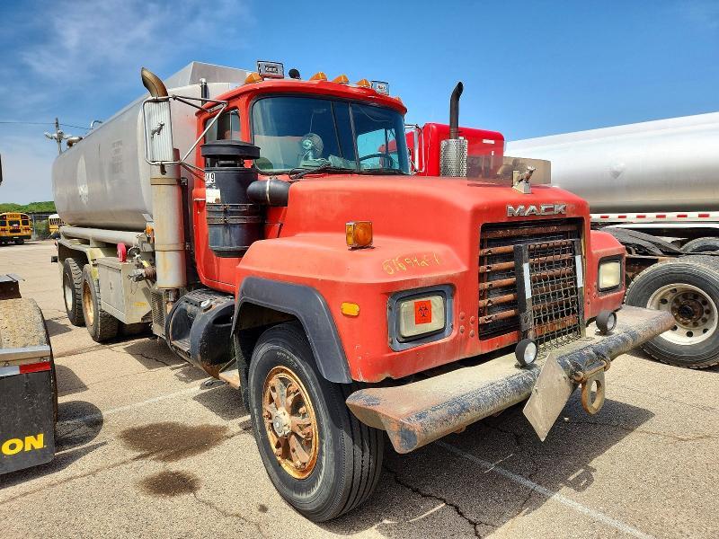 1991 Mack RD690S Tank Truck