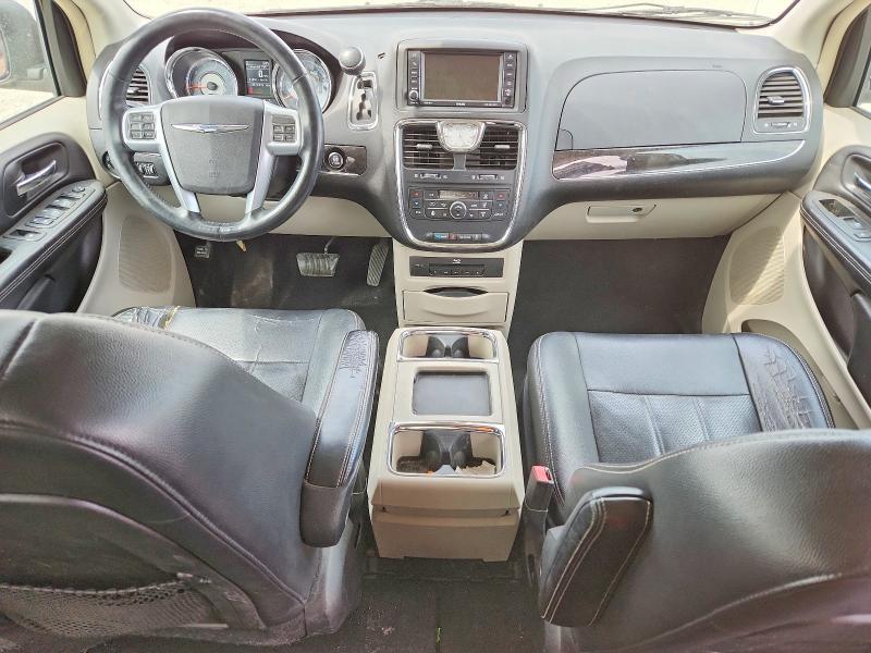 2013 Chrysler Town & Country Touring l