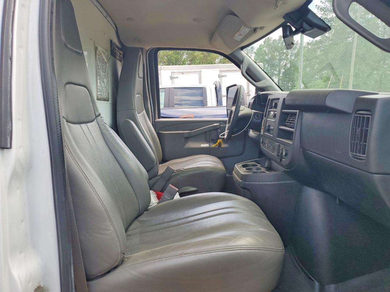 2021 GMC Savana BOX Truck