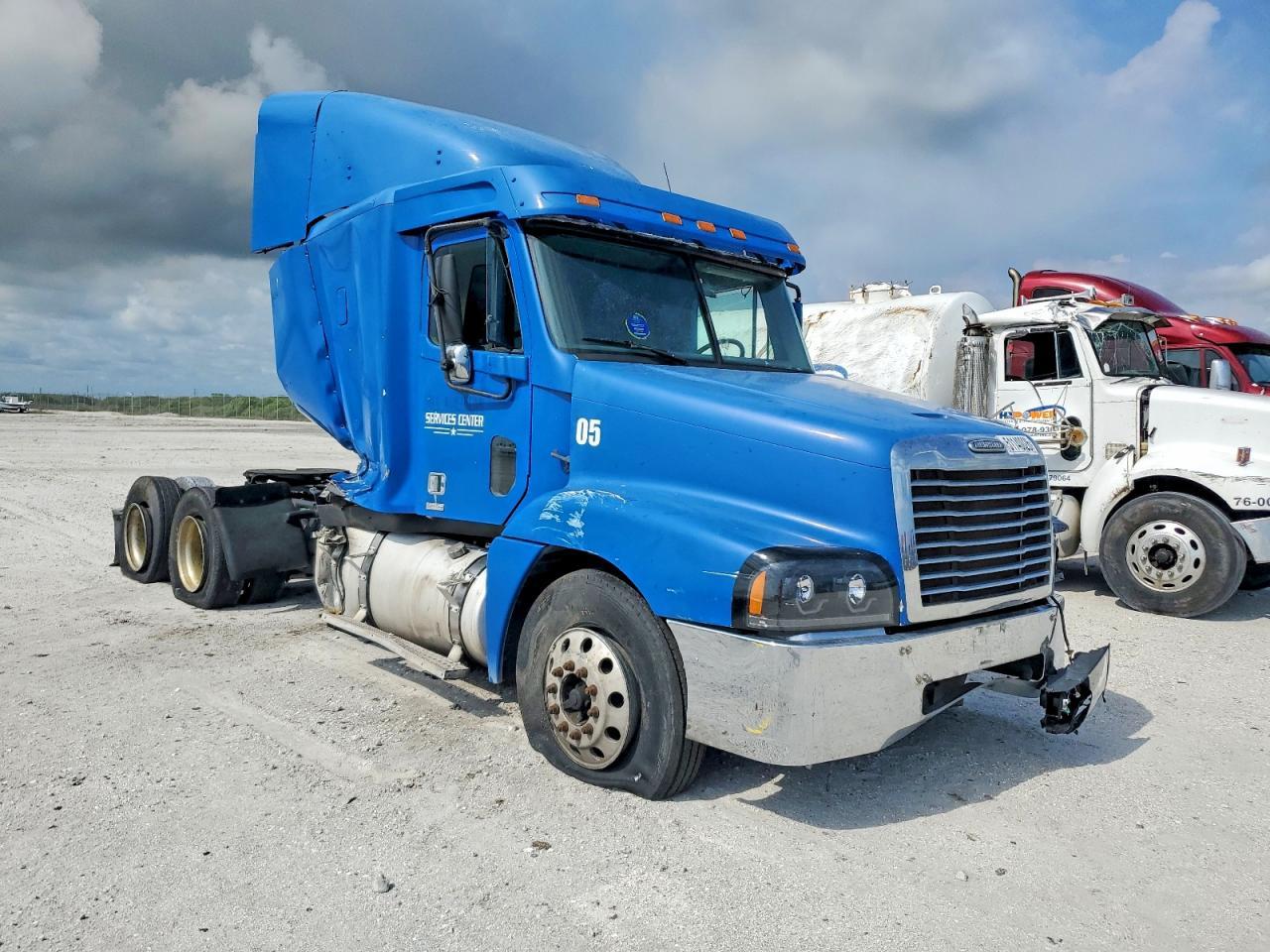 1998 Freigliner 1998 Freightliner FLC120 Semi Truck