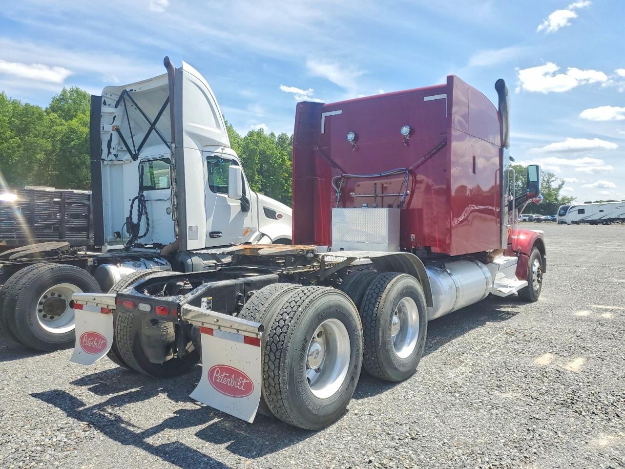 2020 Peterbilt 567 Semi Truck