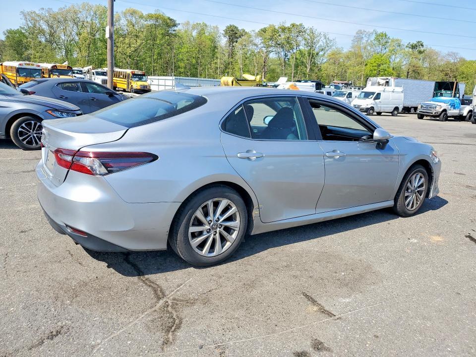 2021 Toyota Camry le