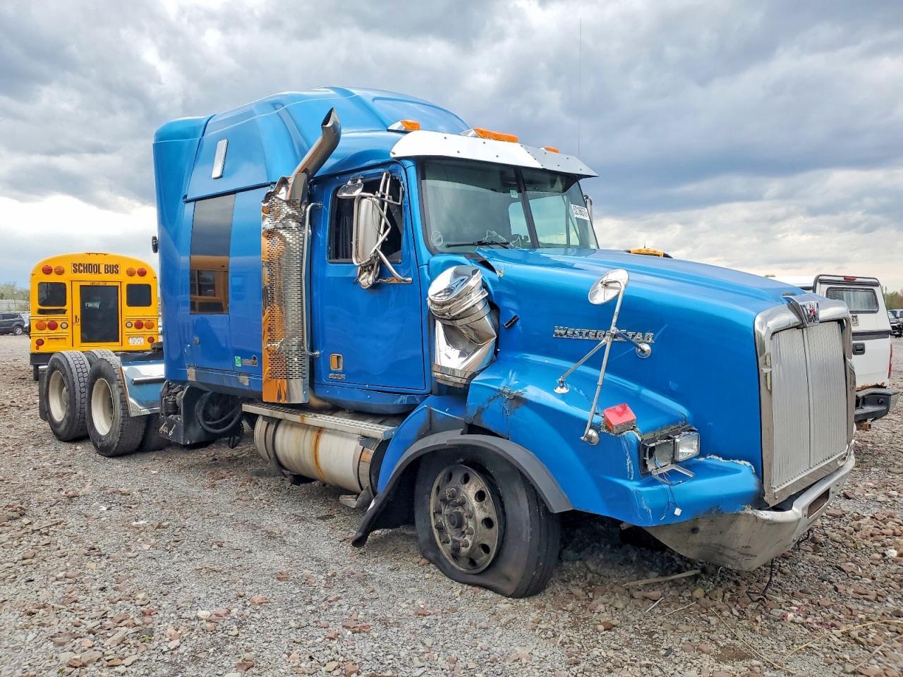 2017 Western Star Auto Car 4900 Semi Truck