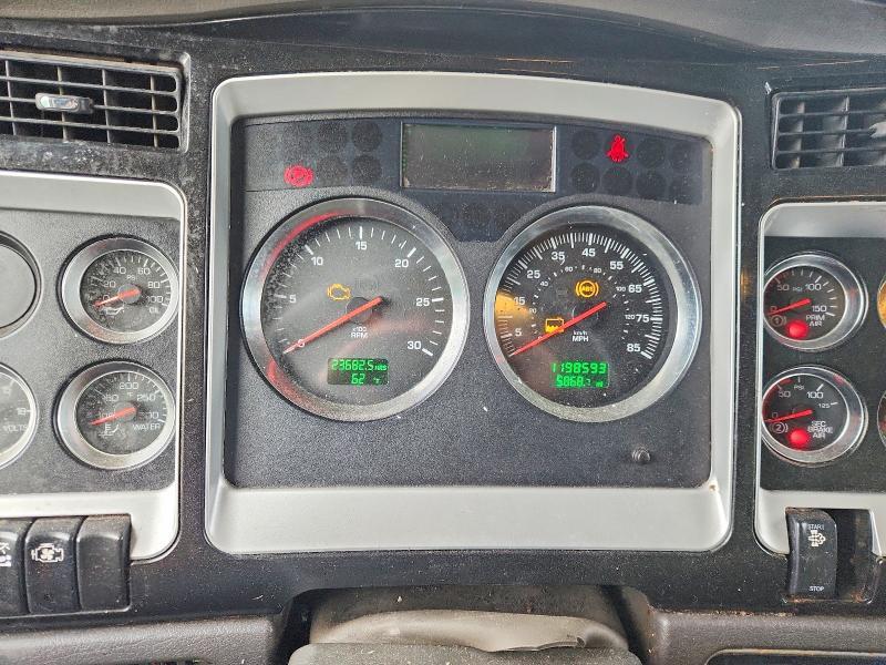 2010 Kenworth T800 Semi Truck