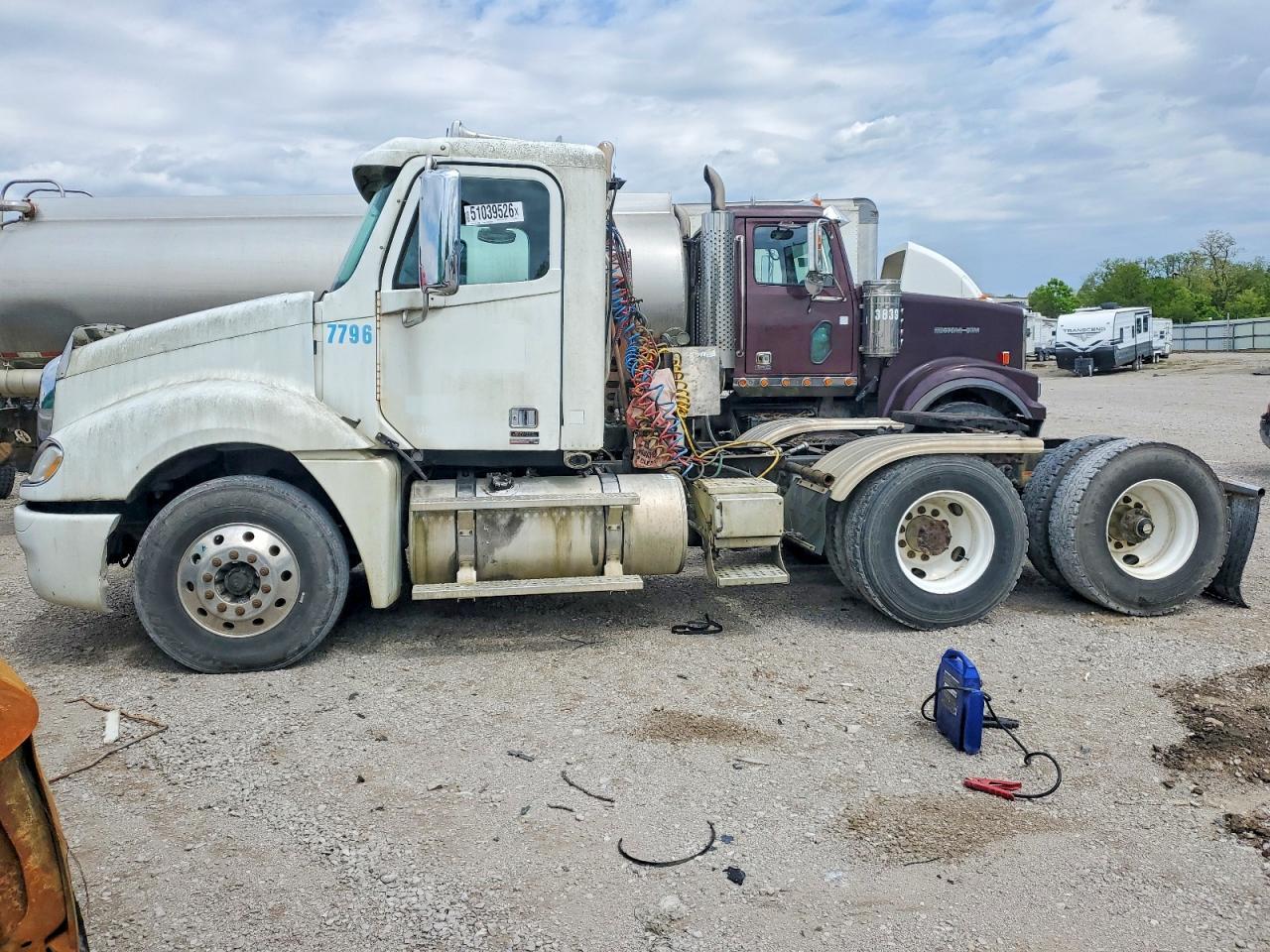 2008 Freigliner 2008 Freightliner Columbia 120 Semi Truck
