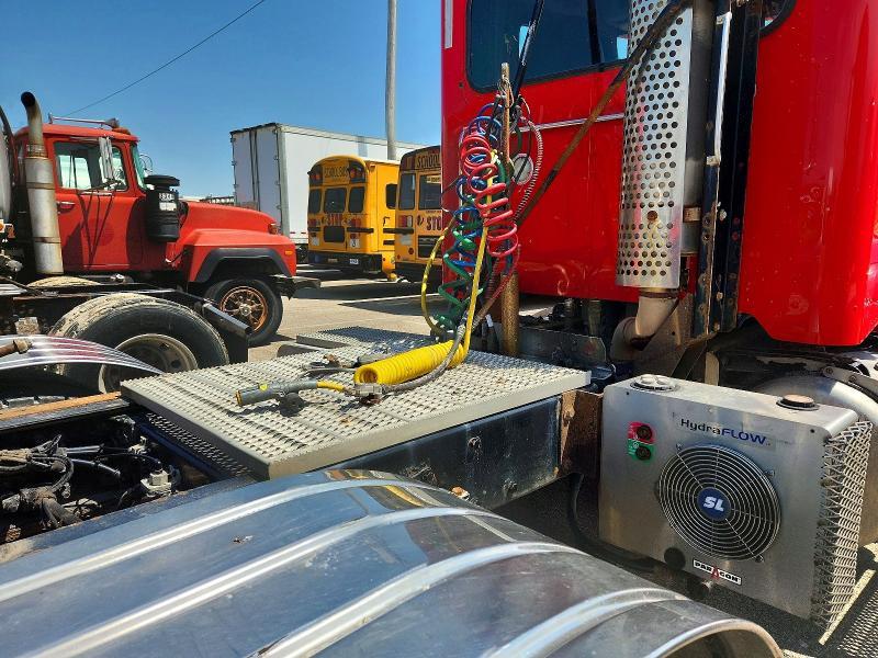 2015 Peterbilt 385 Semi Truck