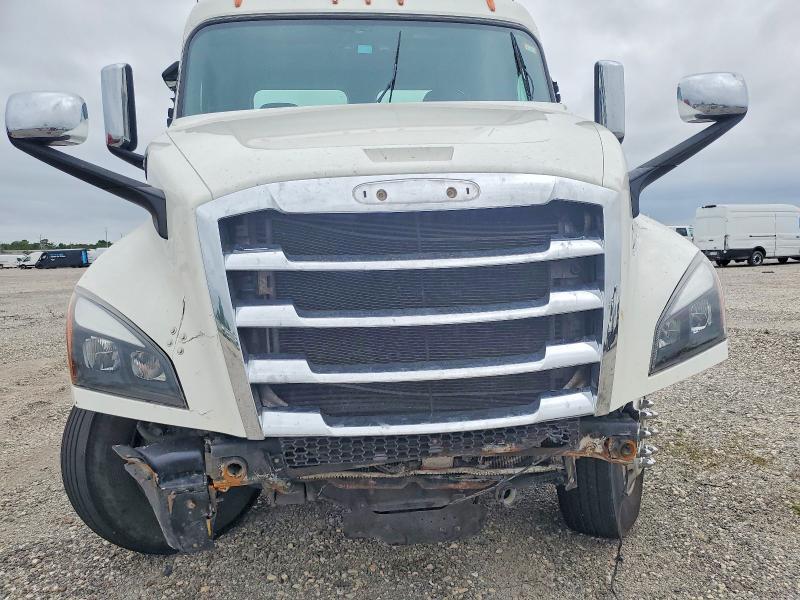 2018 Freigliner 2018 Freightliner Cascadia 126 Semi Truck