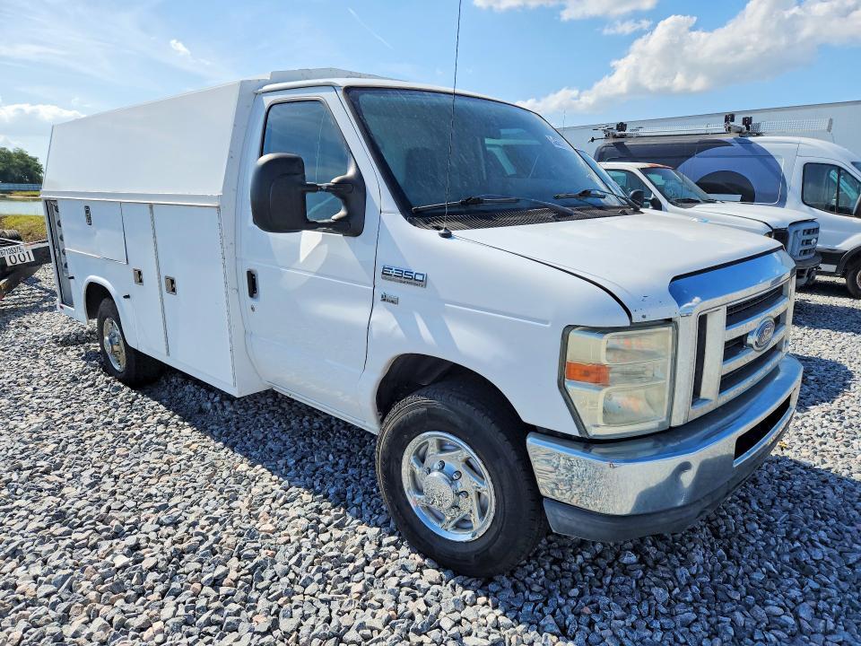 2013 Ford Econoline E350 Super Duty Cutaway Van