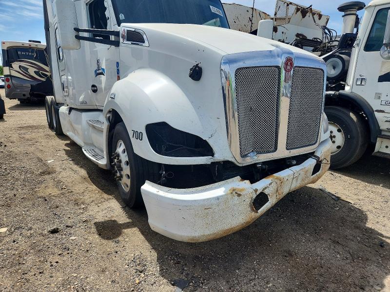 2017 Kenworth T680 Semi Truck