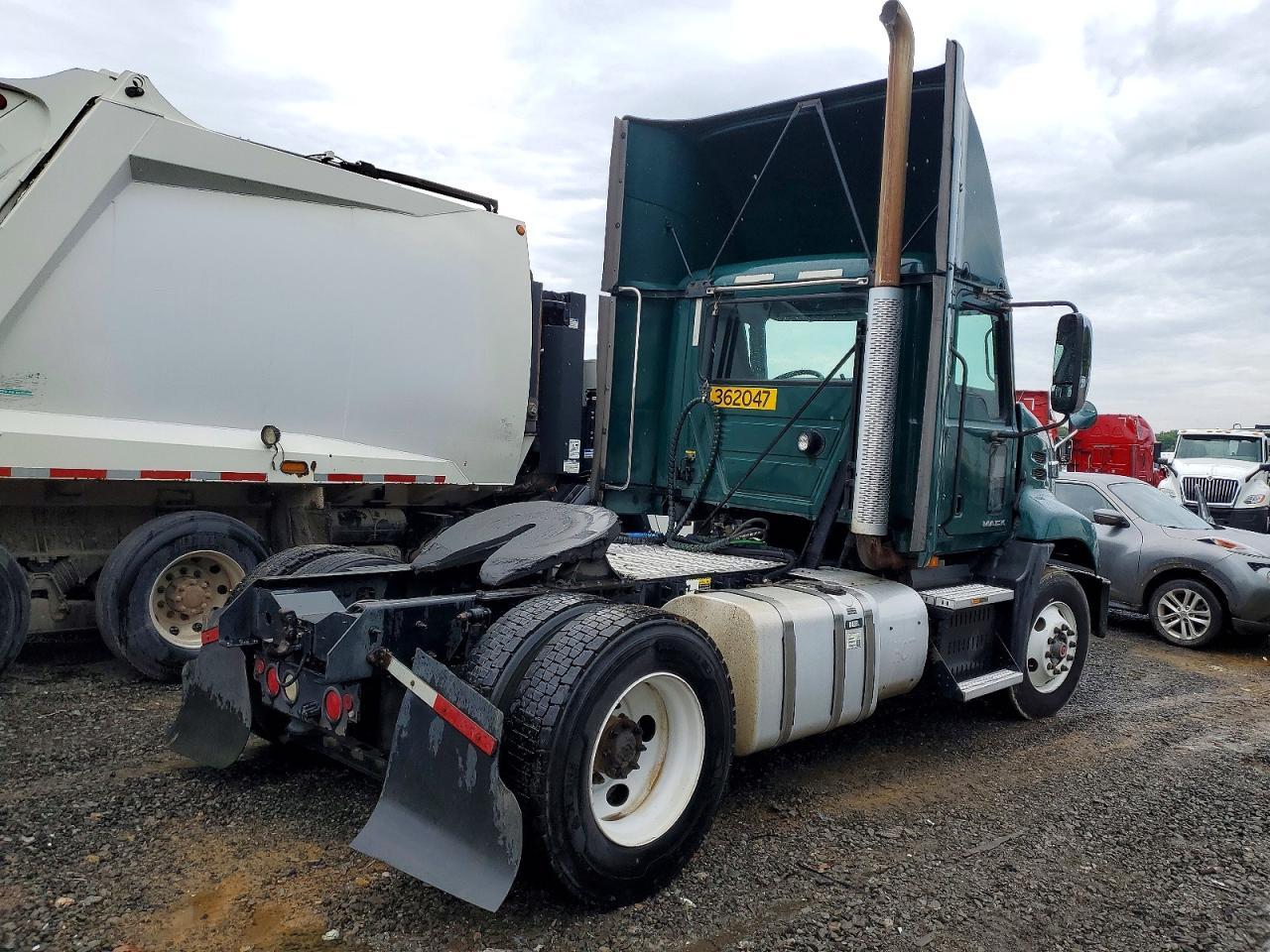 2017 Mack CXU612 Semi Truck