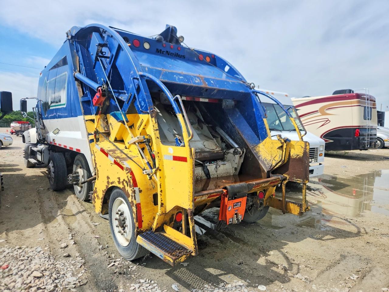 2013 Mack GU713 Refuse Truck