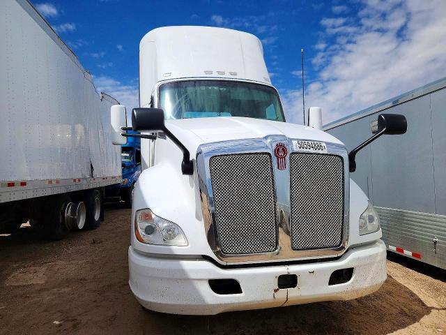 2015 Kenworth T680 Semi Truck