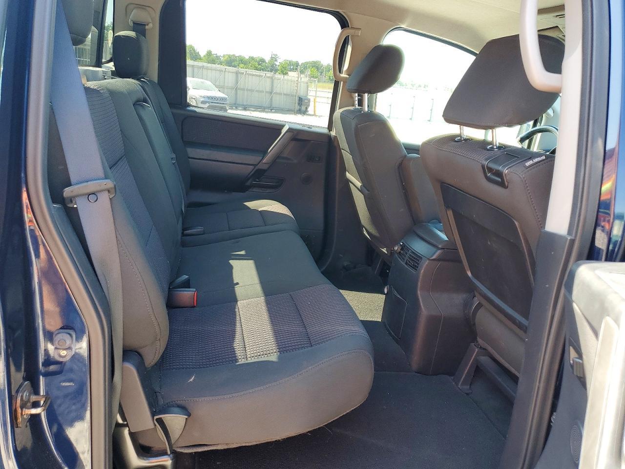 2011 Nissan Titan SV