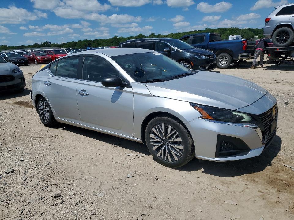 2024 Nissan Altima sv